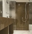 Paroi de douche en céramique avec partie vitrée. Idéal pour les salles de bain, la céramique ne bouge pas dans le temps et se nettoie facilement.